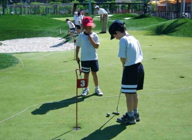 Primeras clases de golf infantil